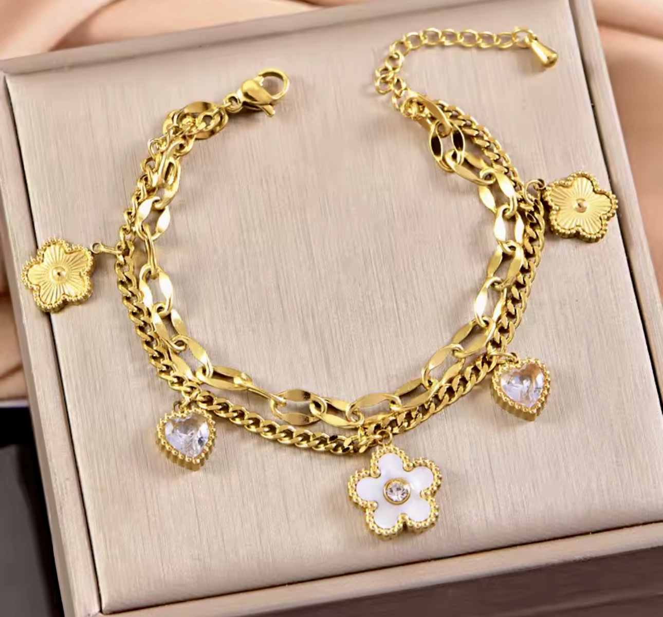 Bracelet doré  avec breloques