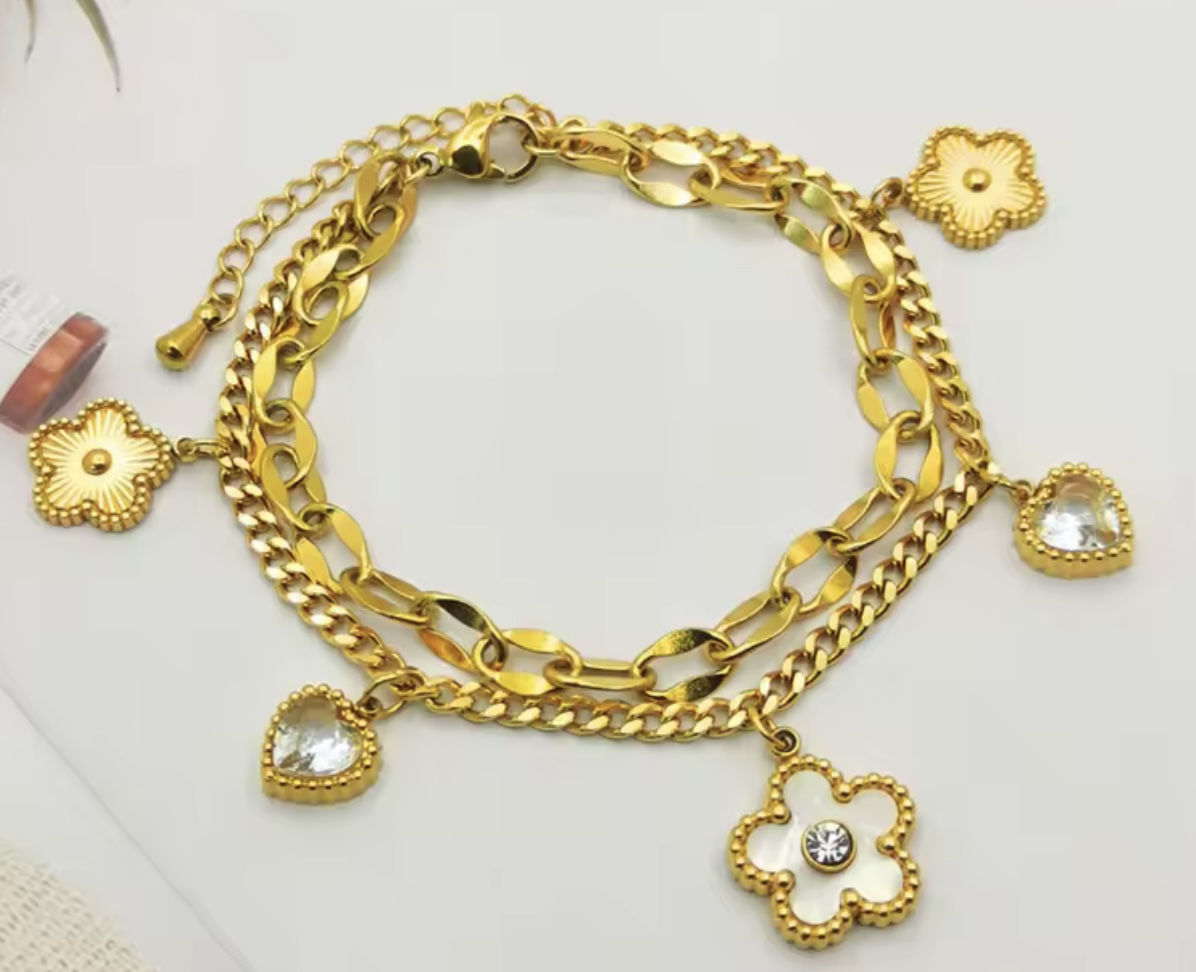 Bracelet doré  avec breloques