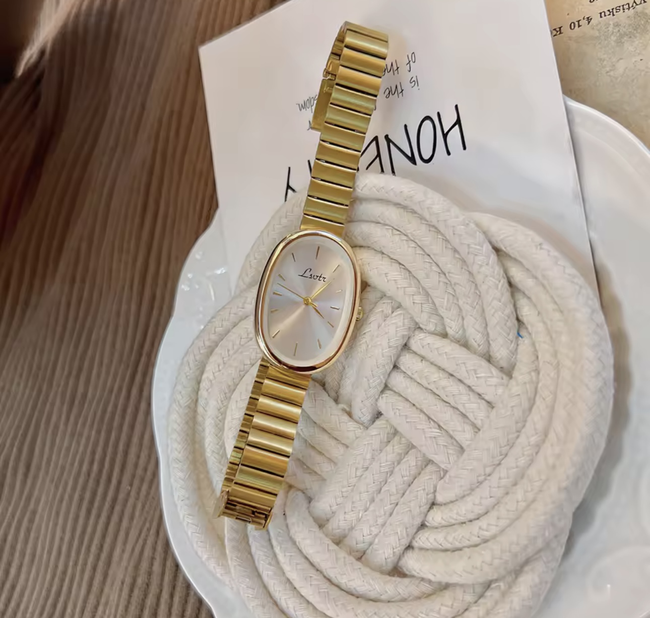 Montre doré et blanc