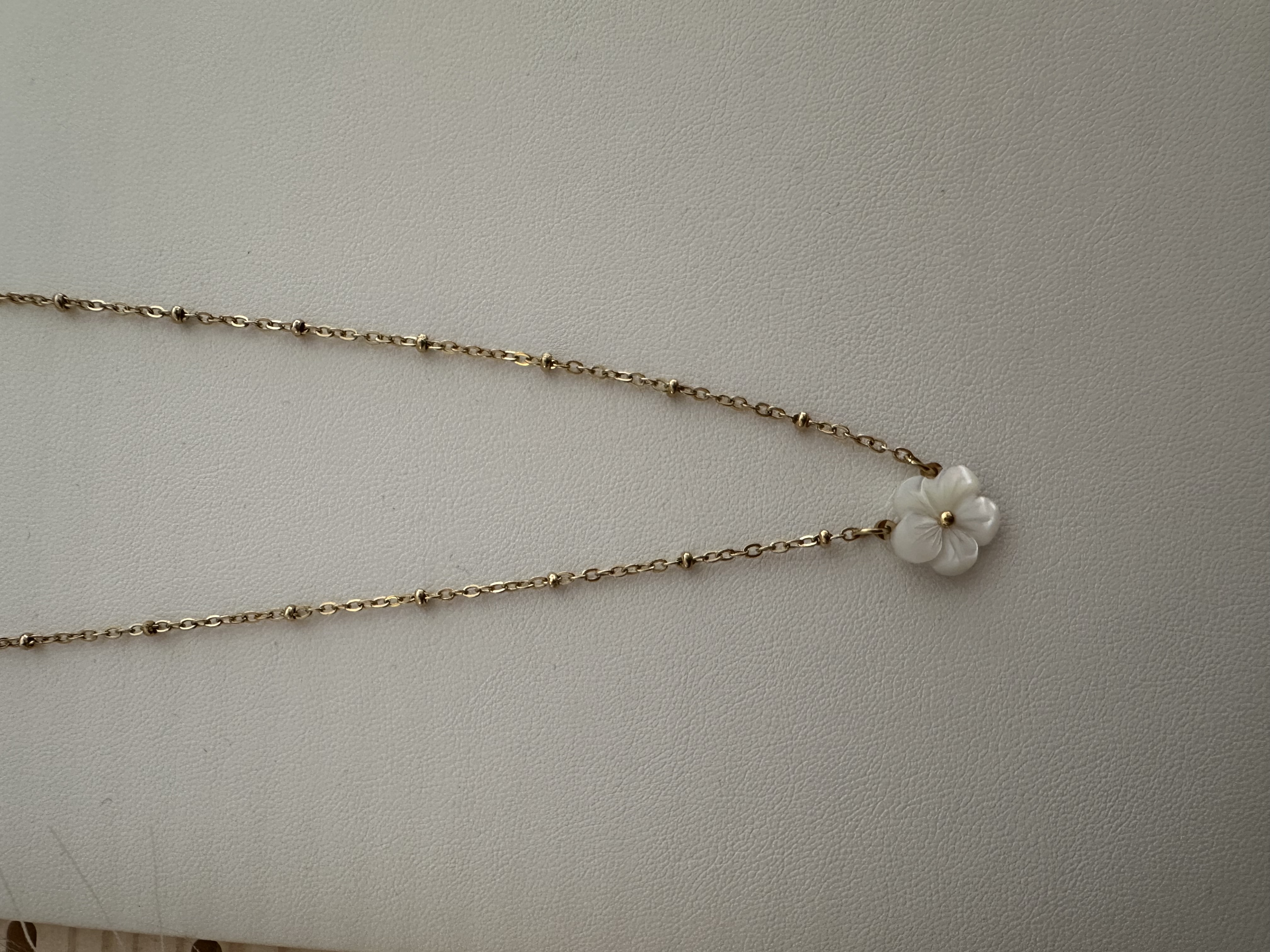 Collier pendentif fleur
