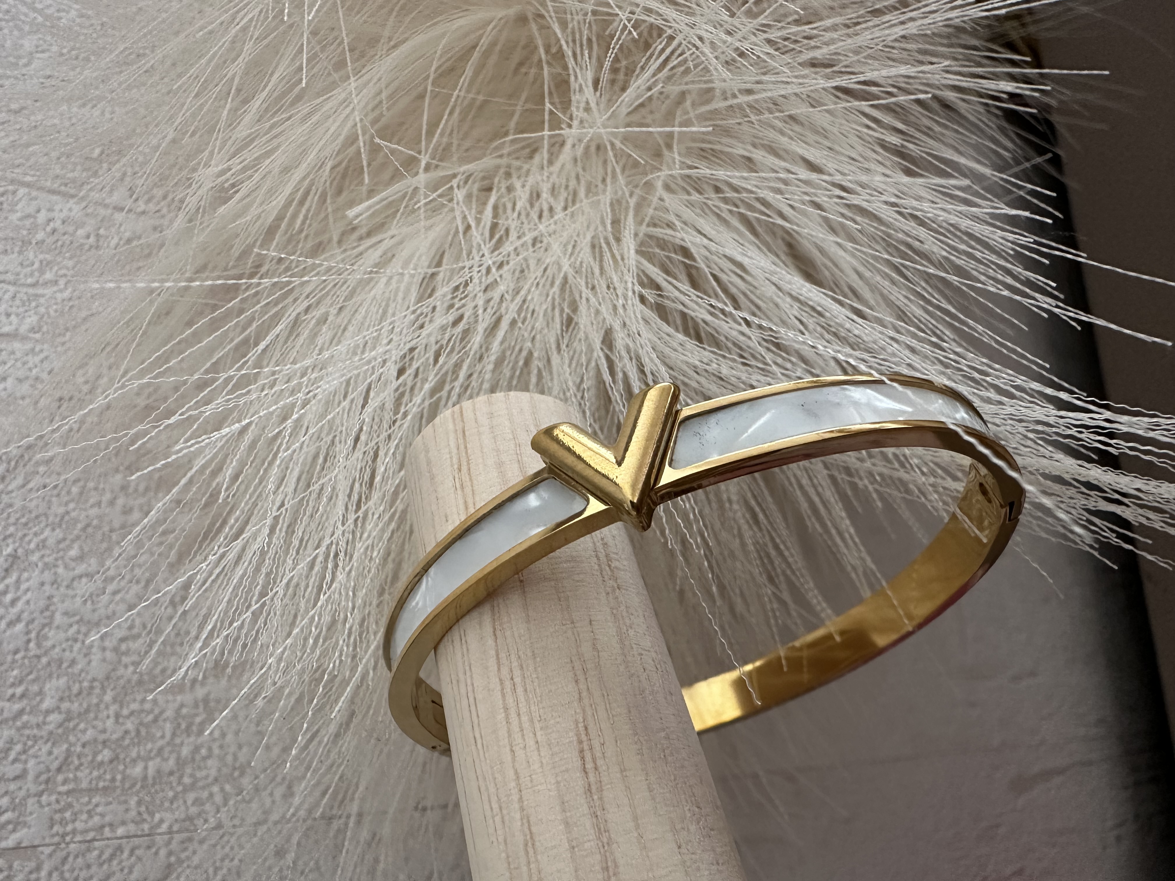 Bracelet jonc V et nacre