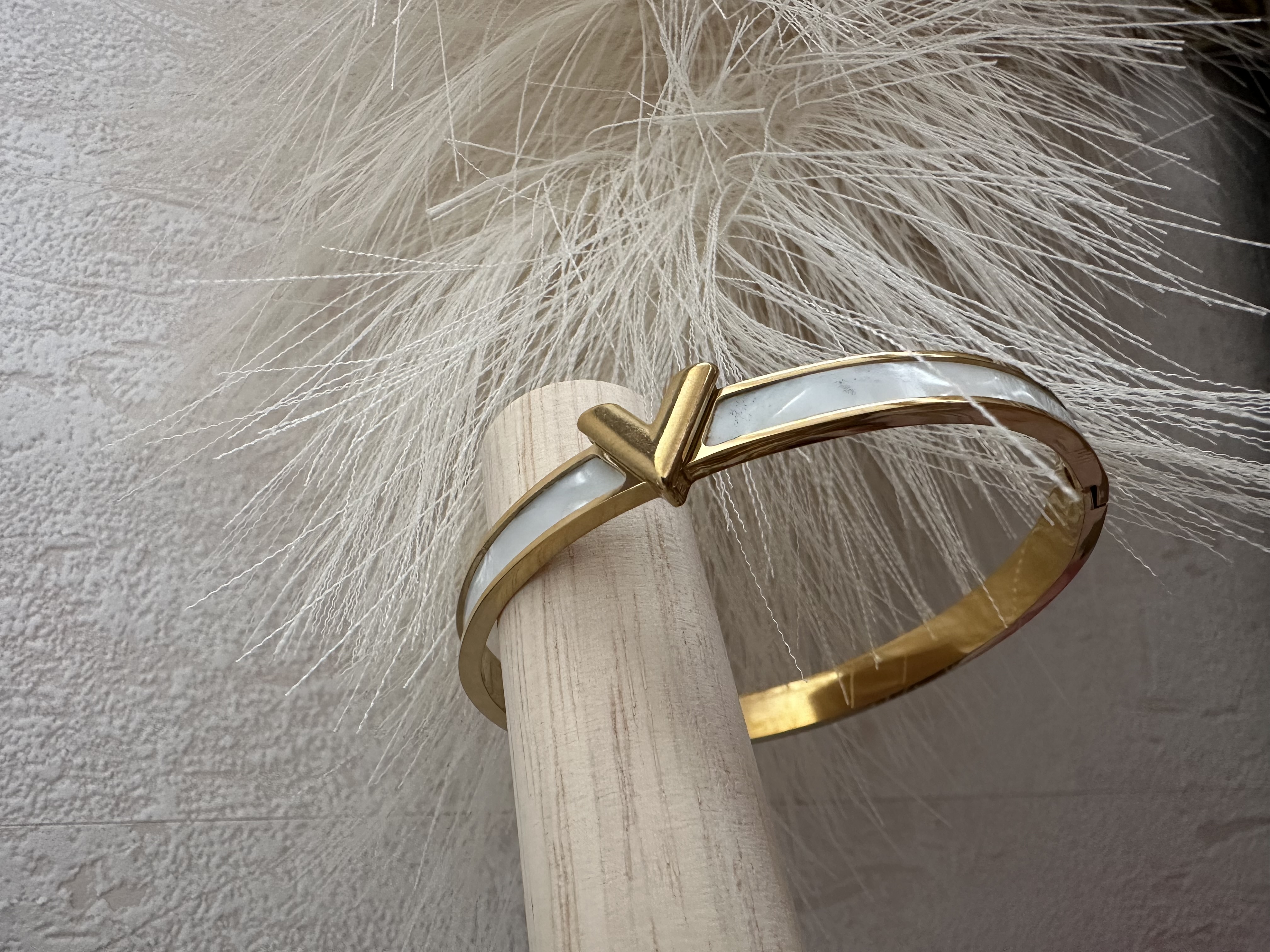 Bracelet jonc V et nacre