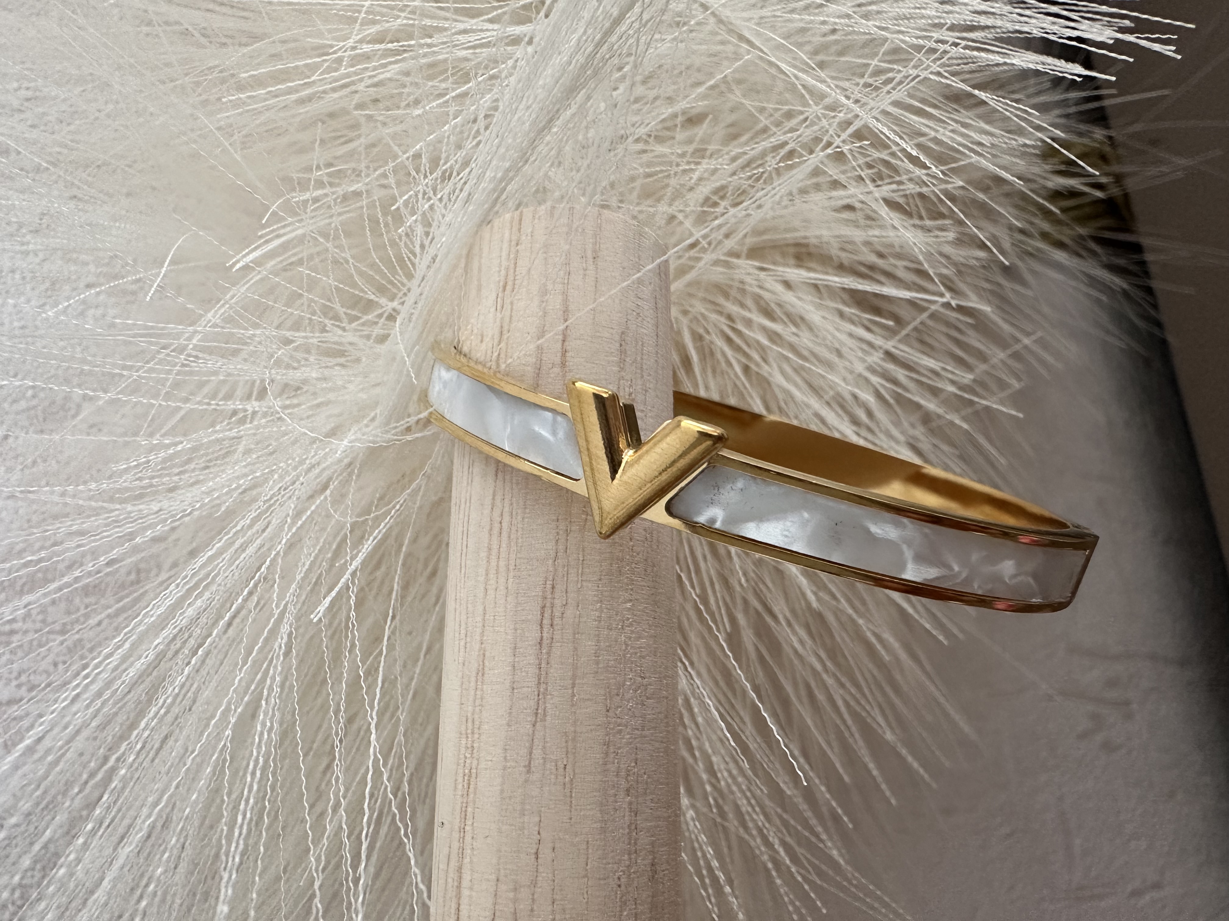 Bracelet jonc V et nacre