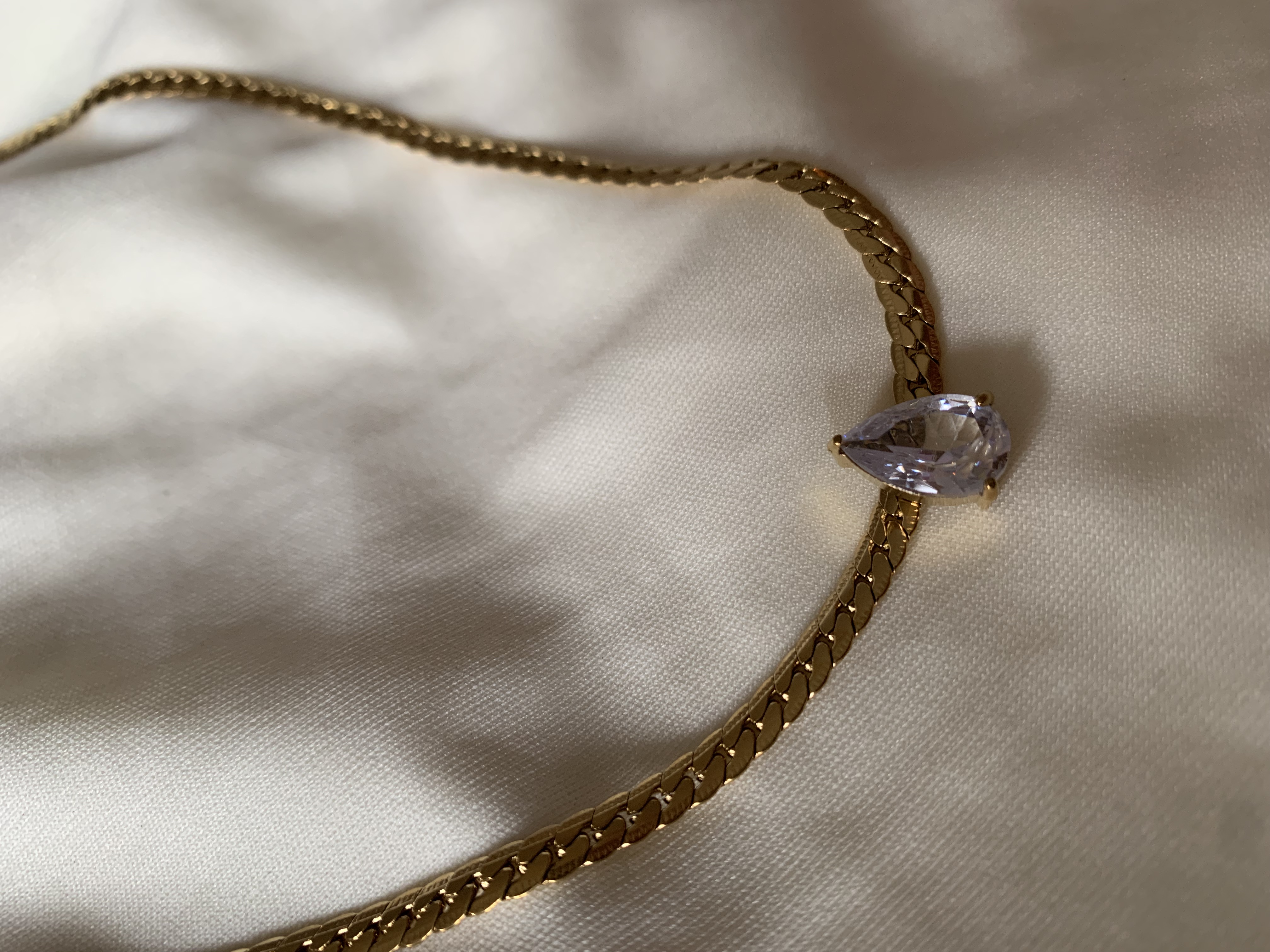 Collier doré goute d’eau