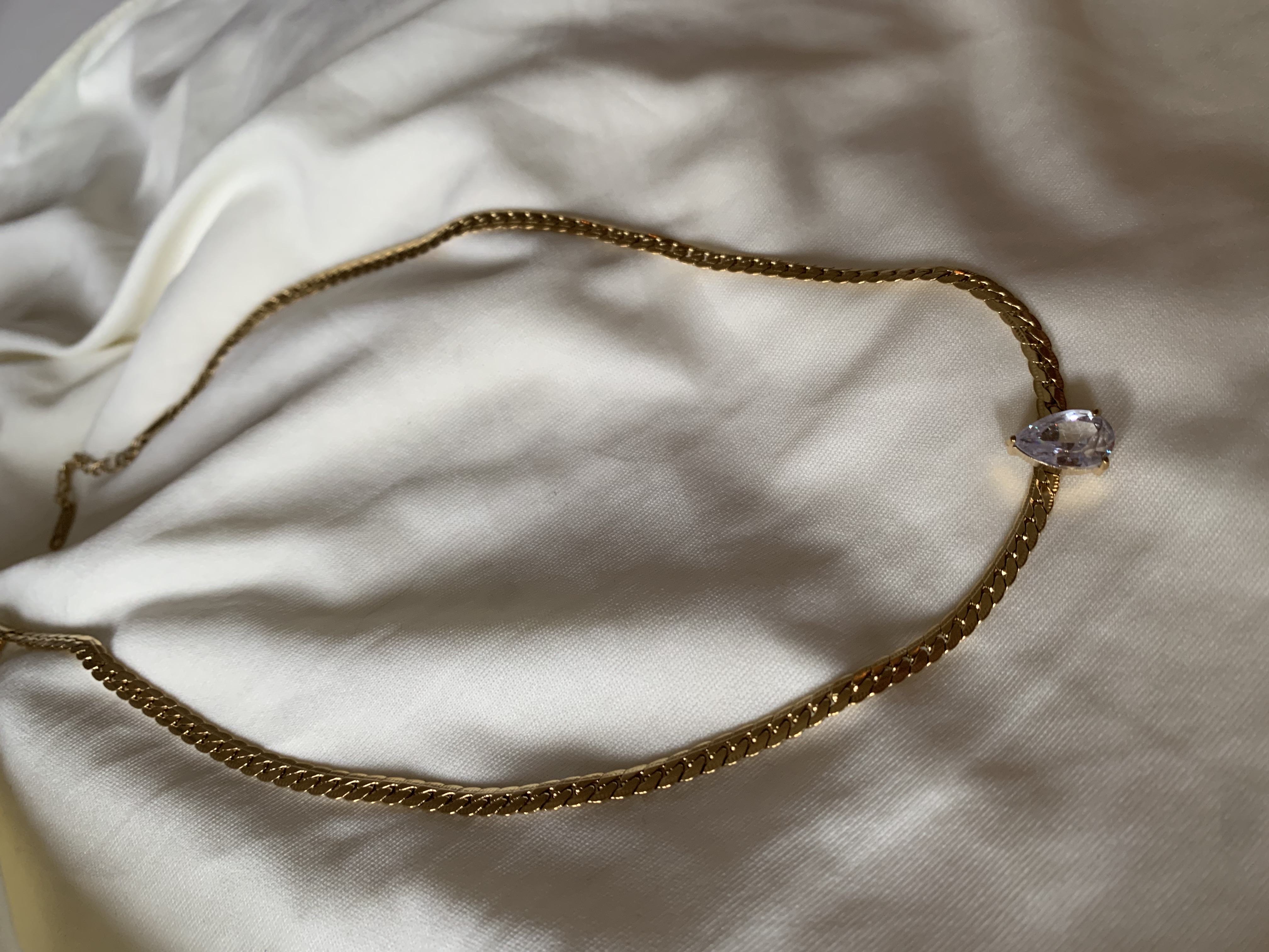 Collier doré goute d’eau