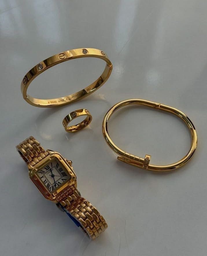 Montre dorée élégante