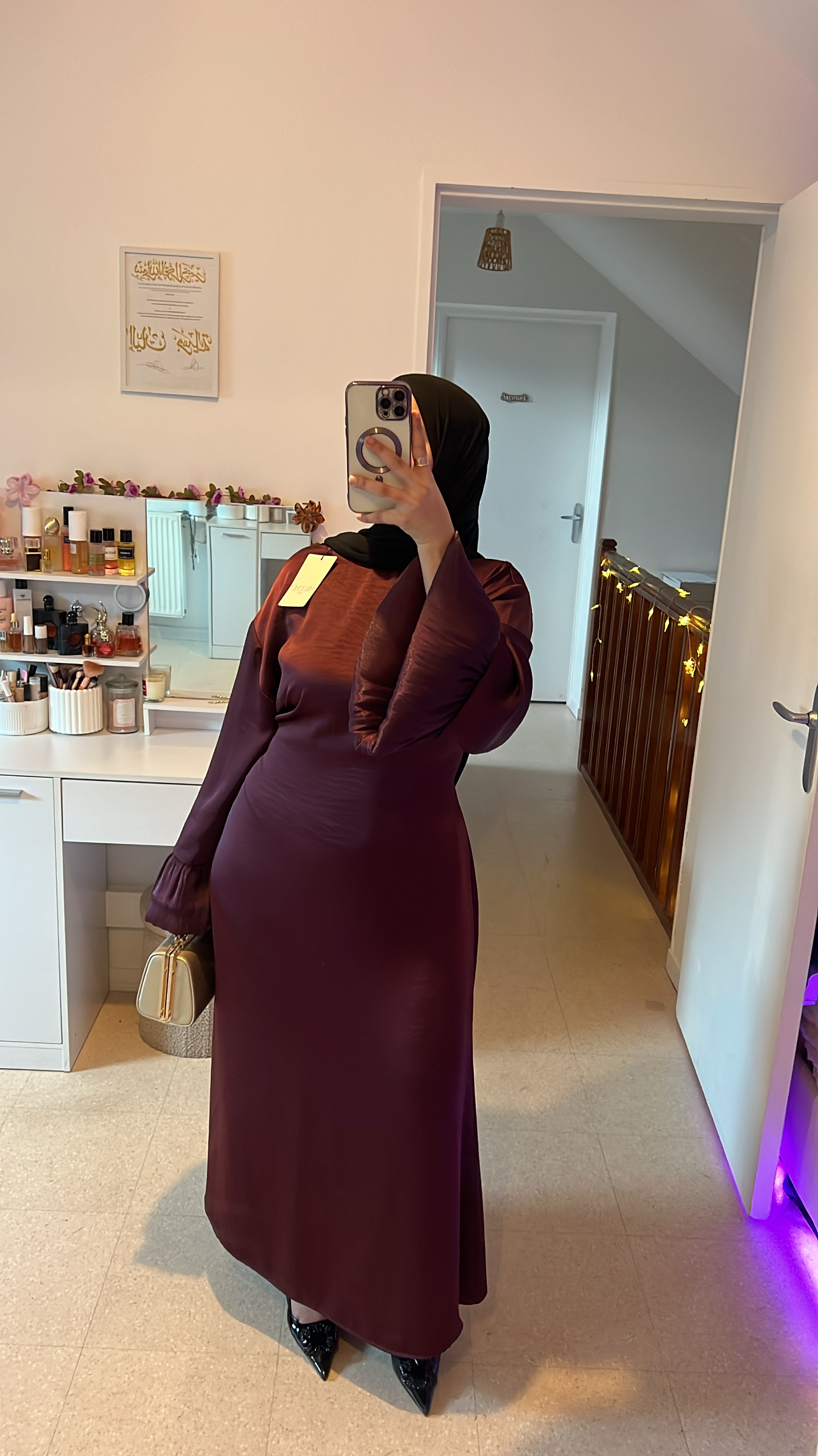 Robe satinée cintrée détail manches 