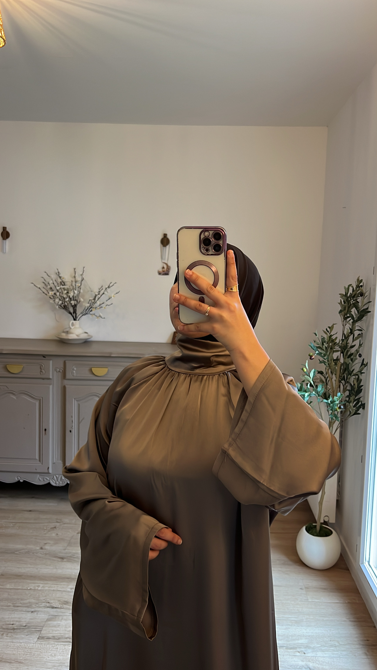 Robe satin col monté 