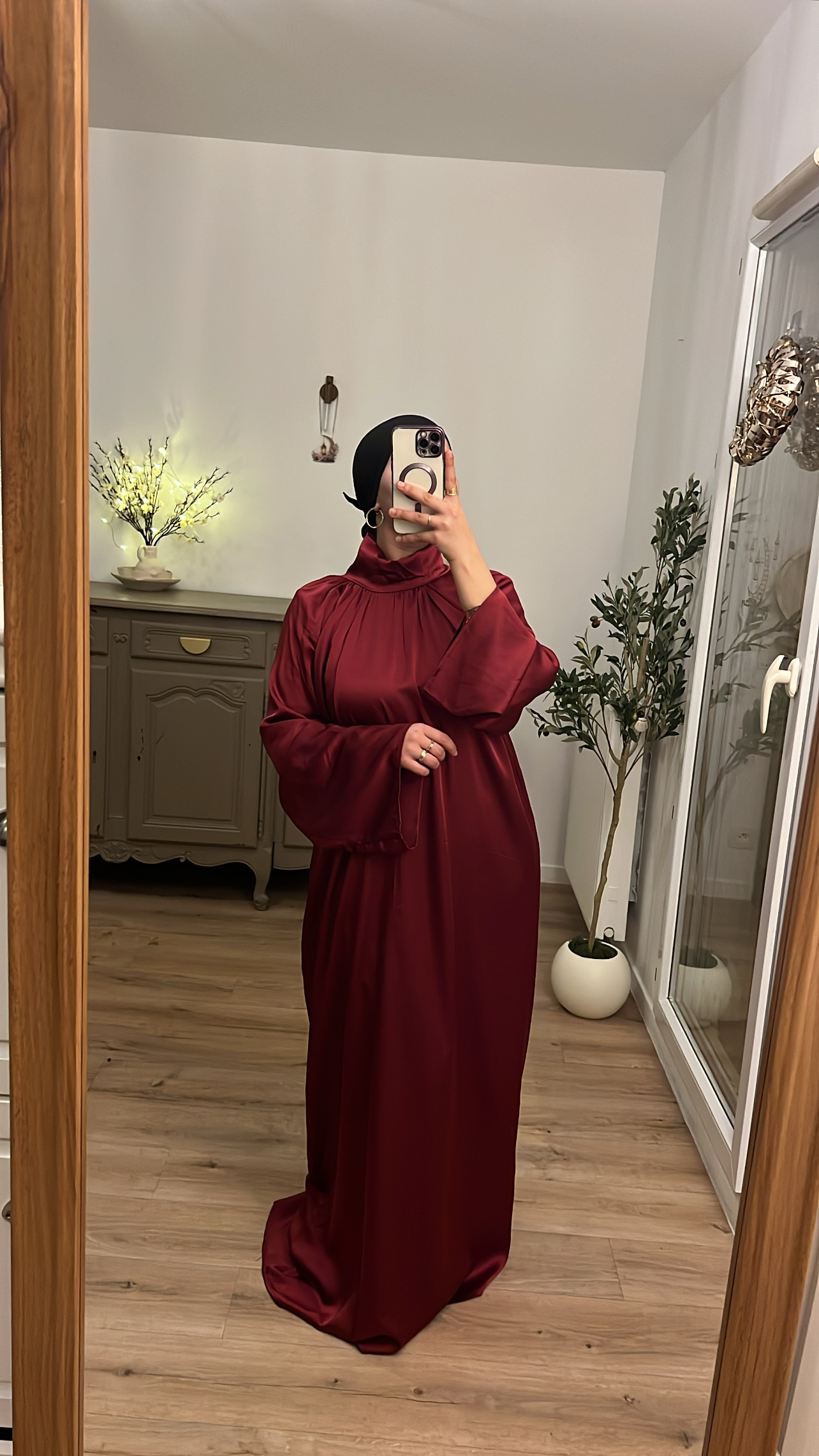 Robe satin col monté 