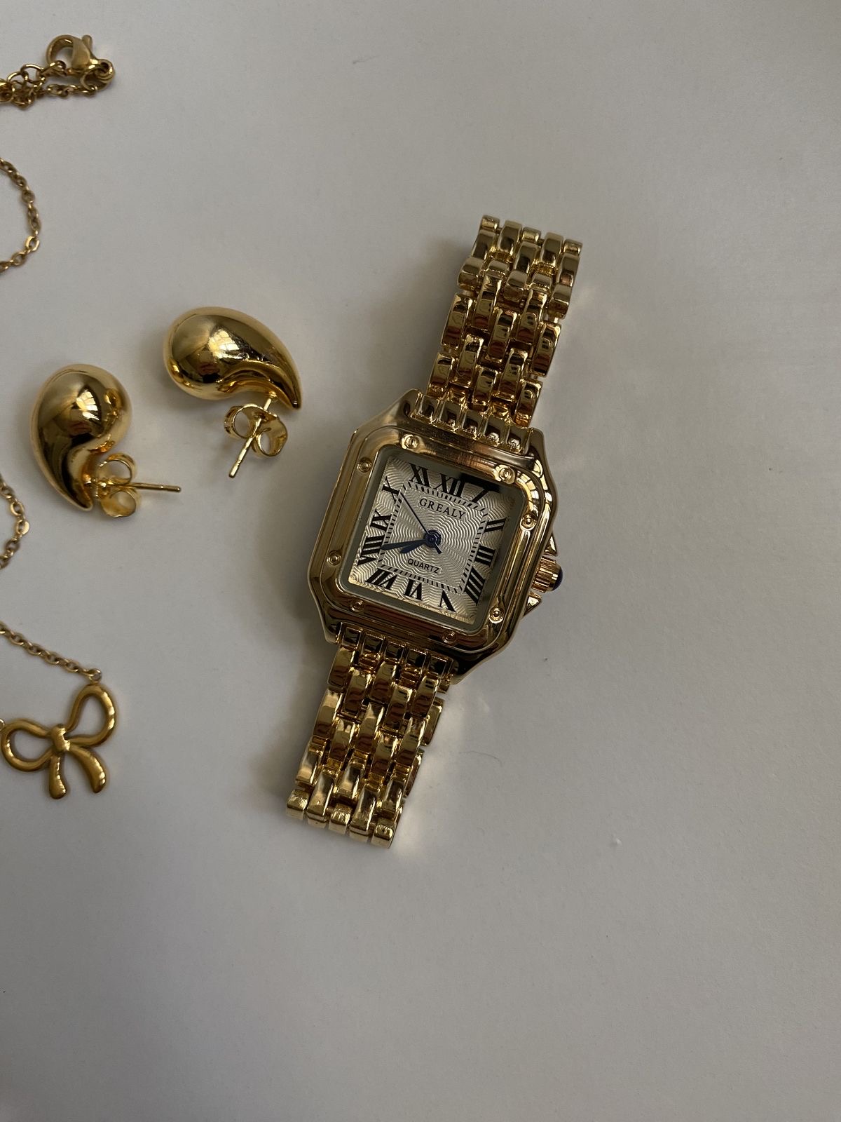 Montre dorée élégante