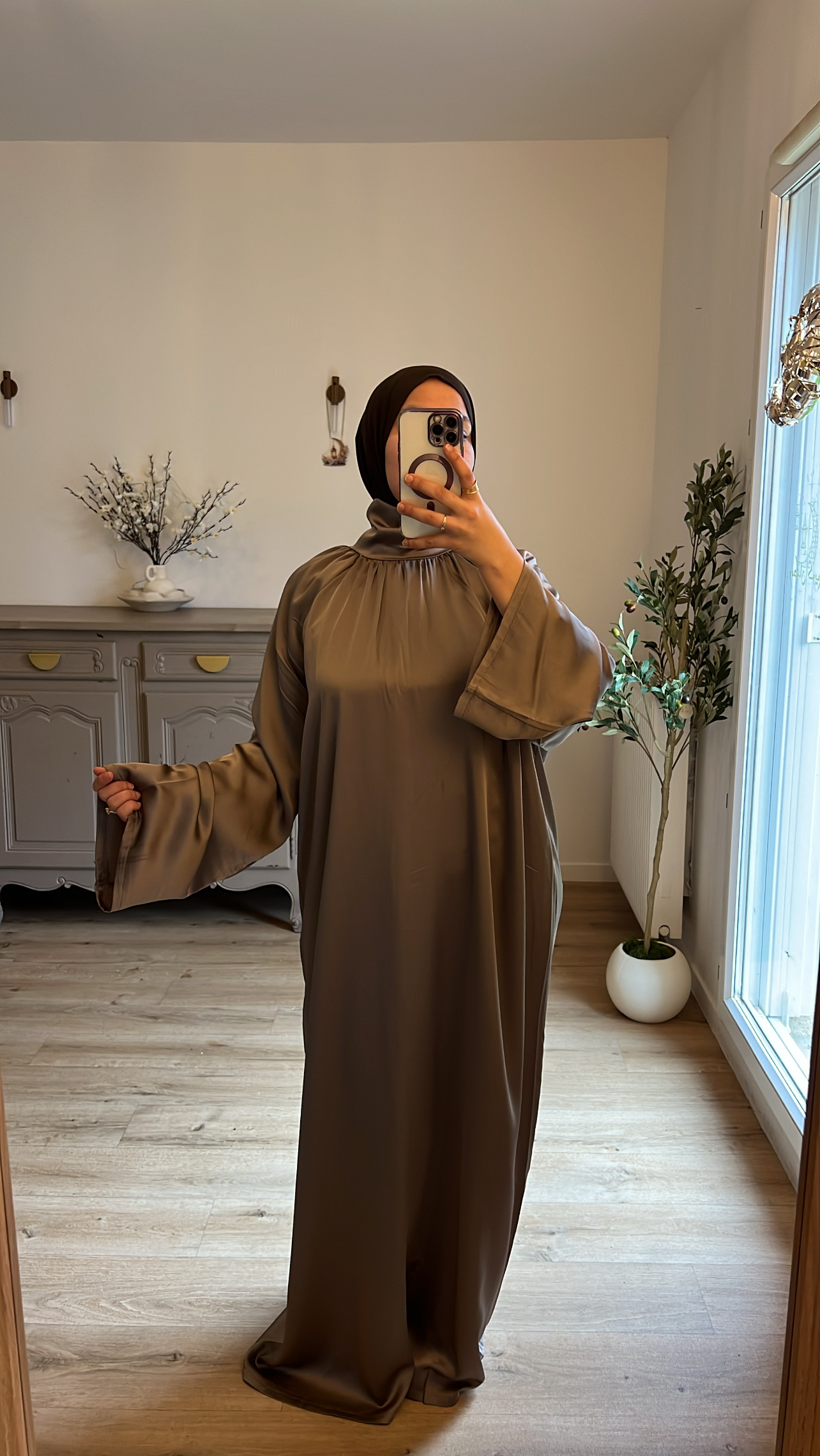 Robe satin col monté 