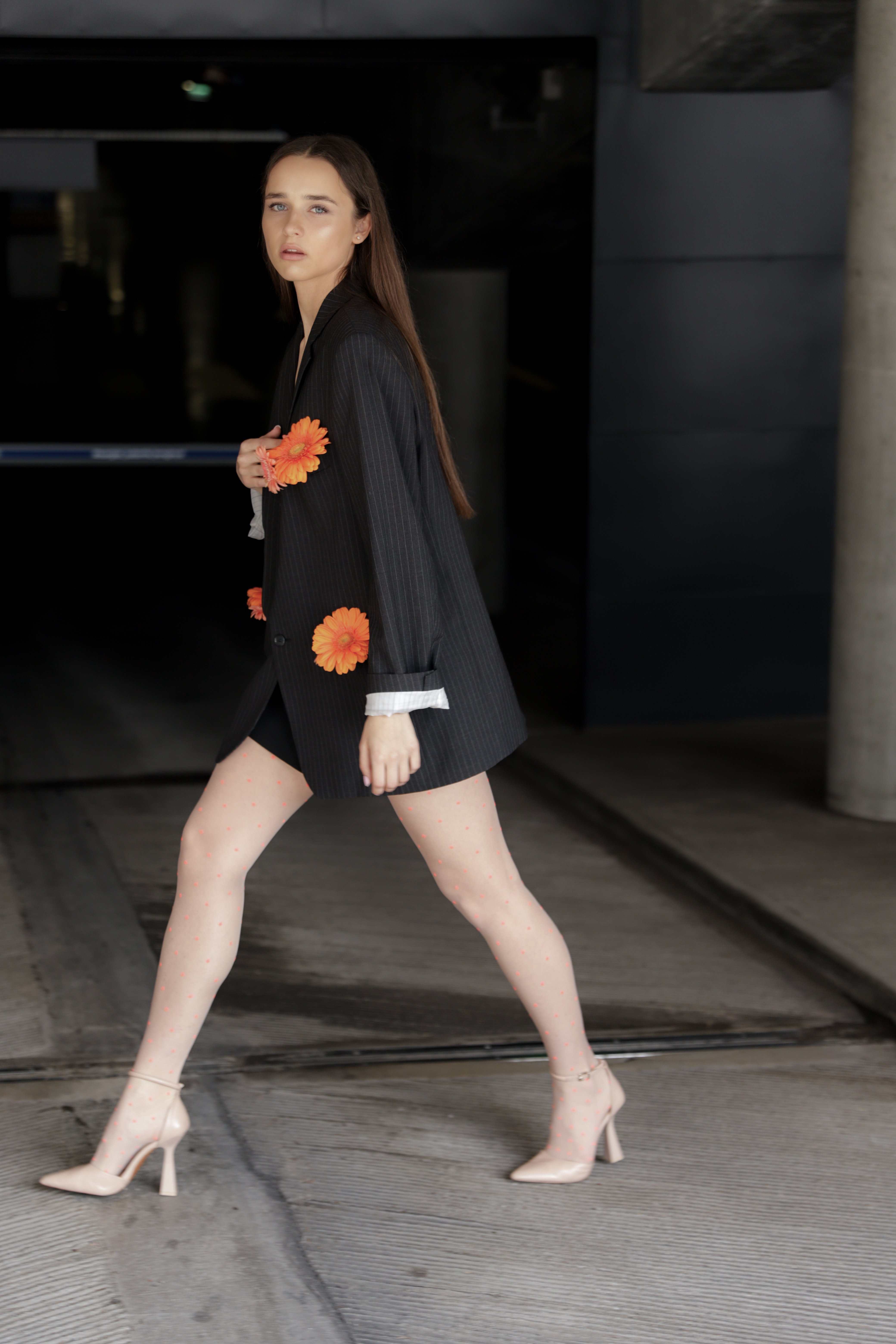 Šviesios pėdkelnės su ryškiais oranžiniais taškeliais