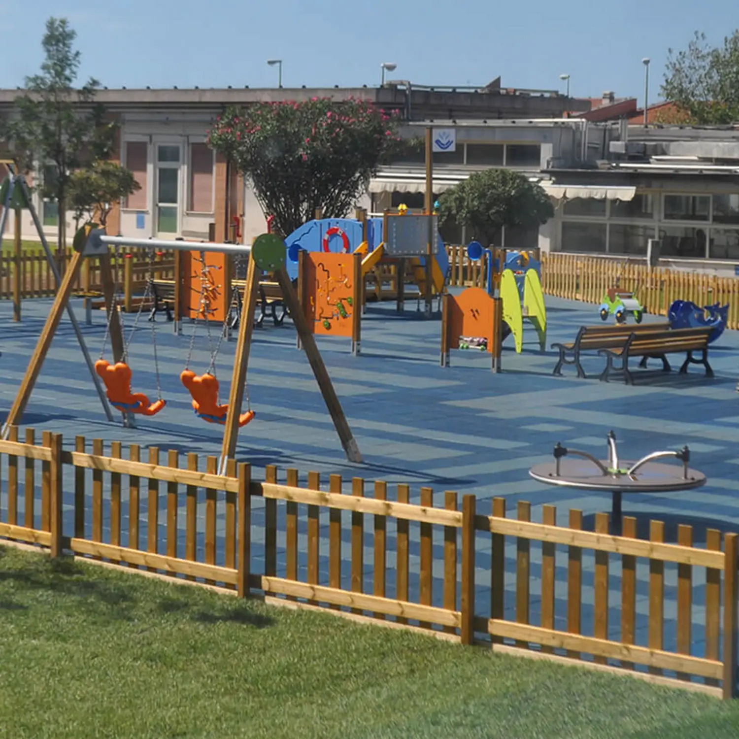 FORNITURA E POSA IN OPERA DI TAPPETO ANTITRAUMA PER AREE GIOCO BAMBINI