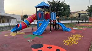 FORNITURA E POSA IN OPERA DI TAPPETO ANTITRAUMA PER AREE GIOCO BAMBINI