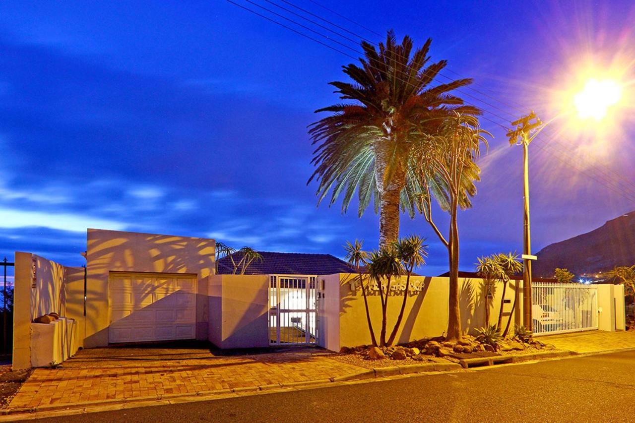 CAPETOWN BEACHFRONT SELF CATERING ACCOMODATION