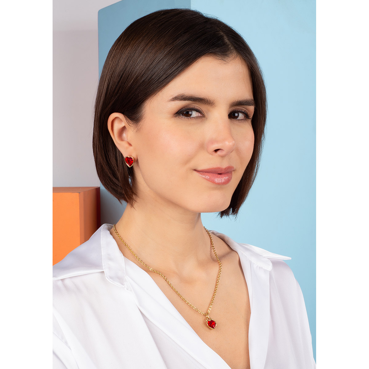 Aretes corazón rojo en baño de oro elegantes y únicos