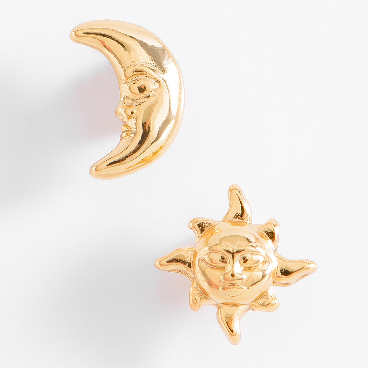 Aretes de Luna y Sol en baño de Oro 18k Diseño Elegante