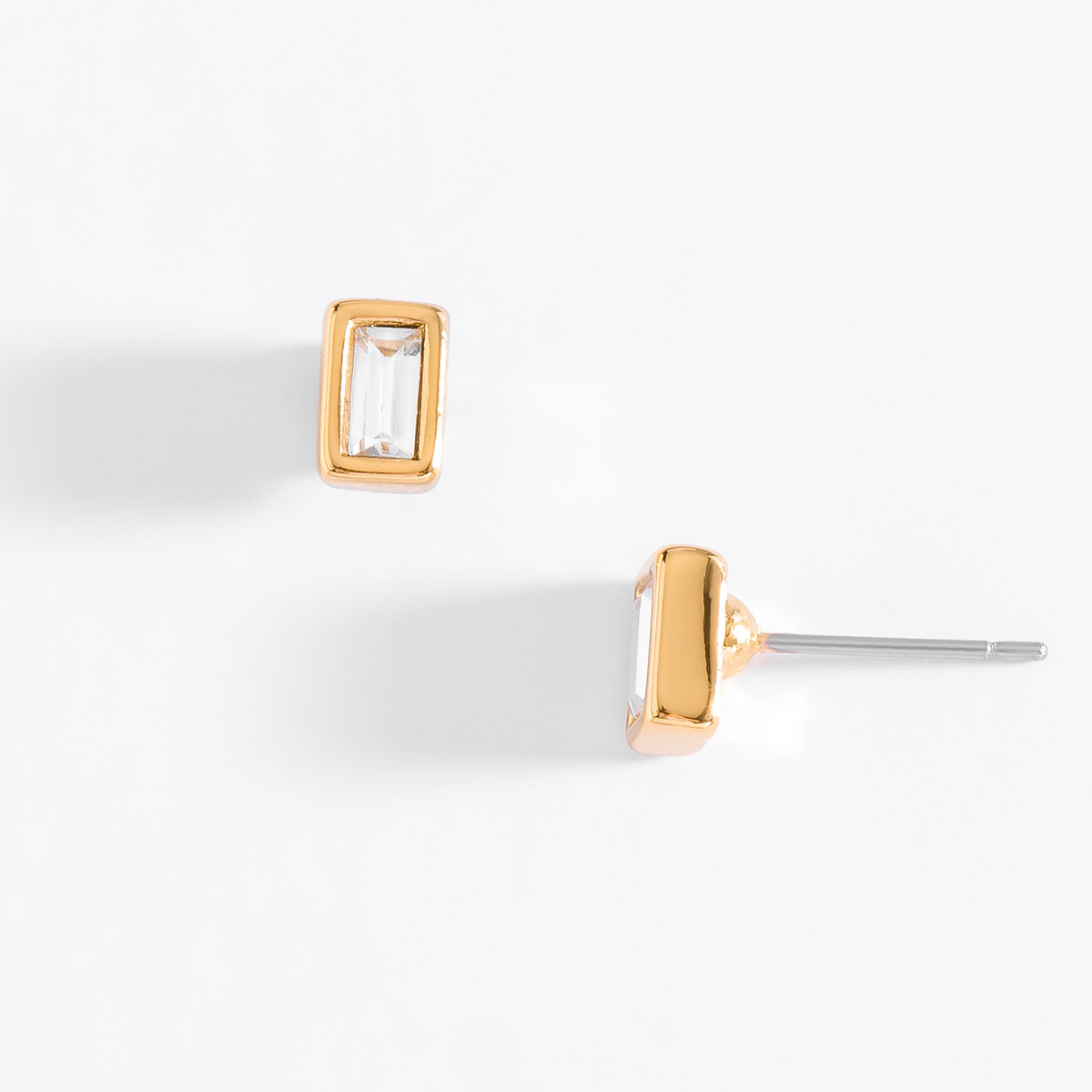 Aretes pequeños con baño de oro con piedra tono cristal