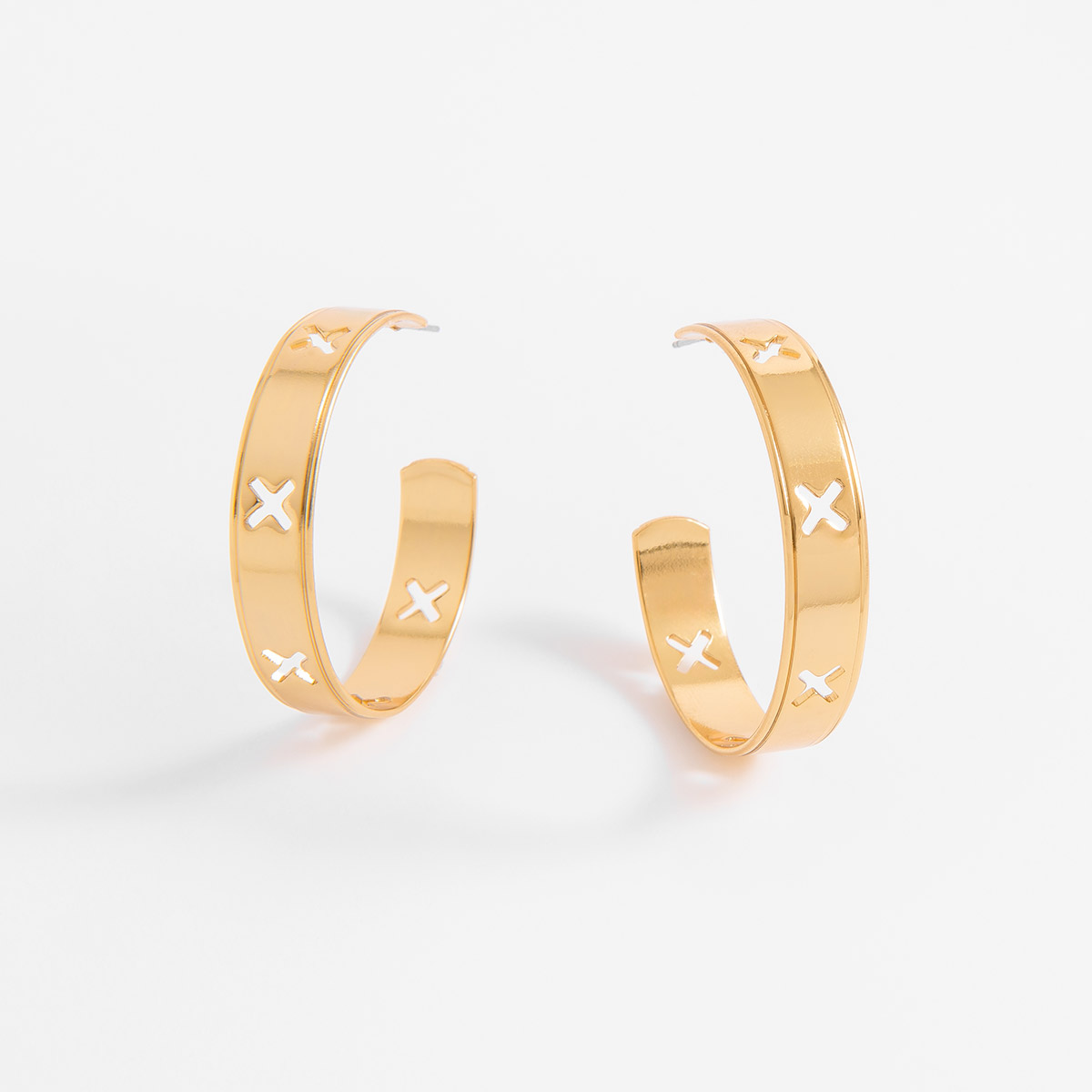 Aretes en baño de oro 18k diseño de cruces