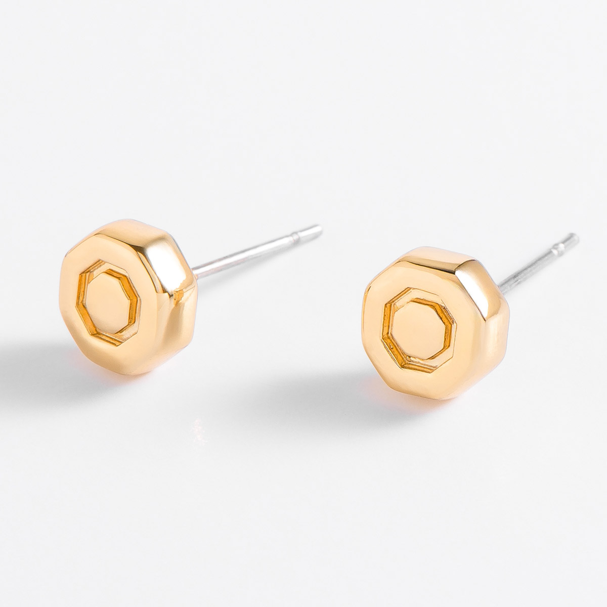 Aretes geométricos en baño de oro 18k elegantes