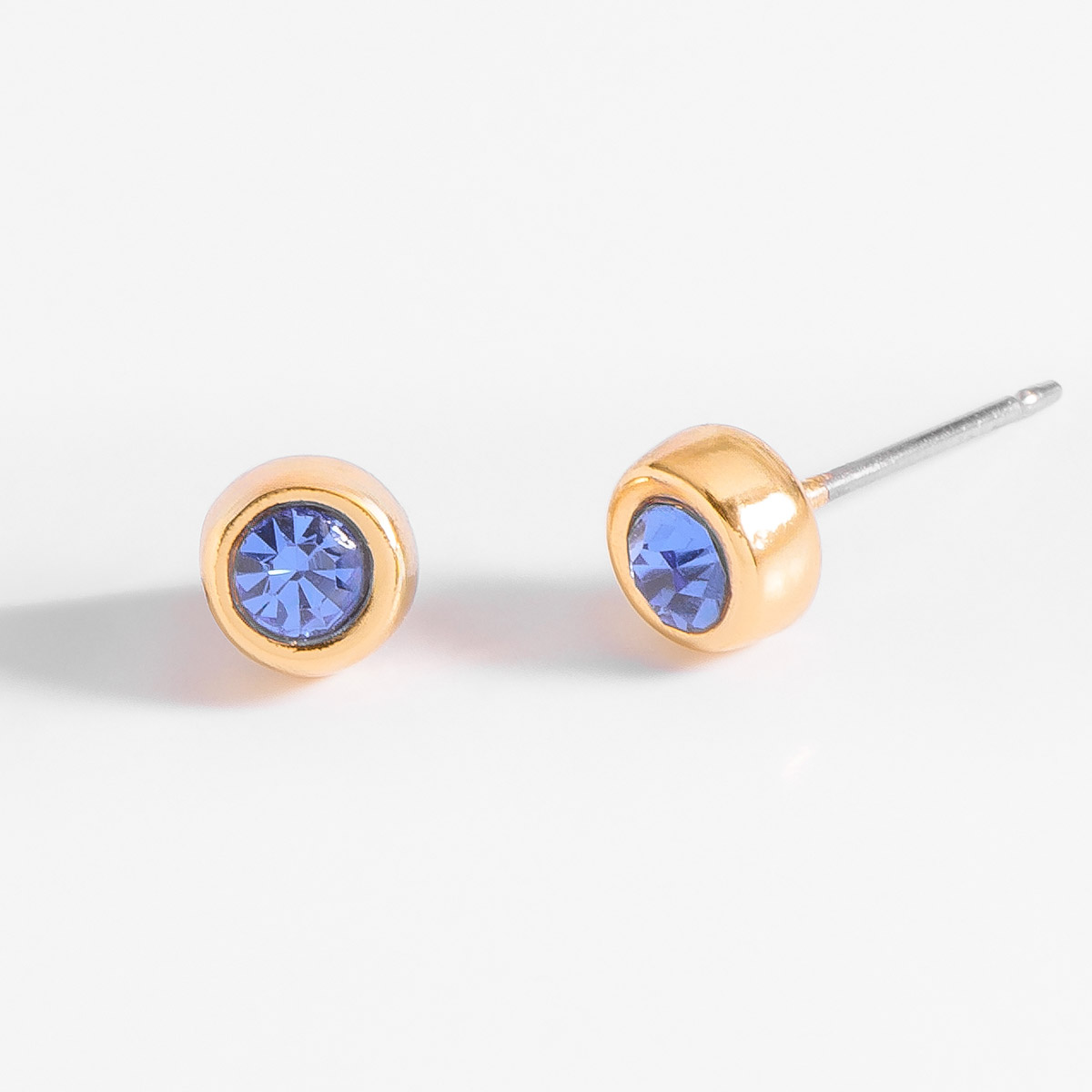 Aretes circulares en baño de oro 18k con piedra zafiro elegante
