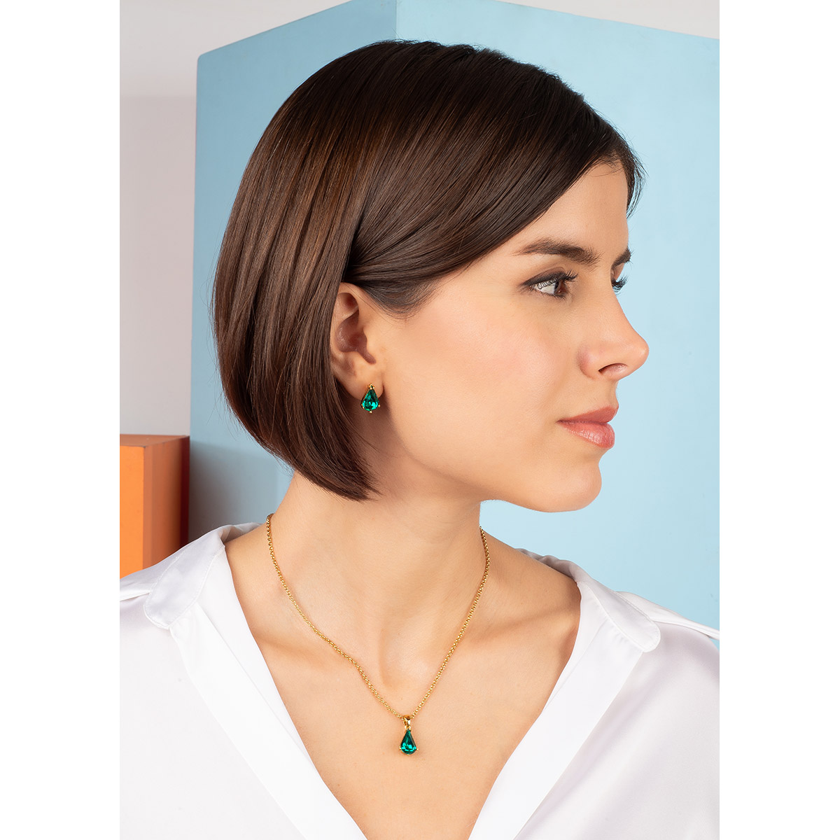 Aretes tipo gota con cristal verde en baño de oro