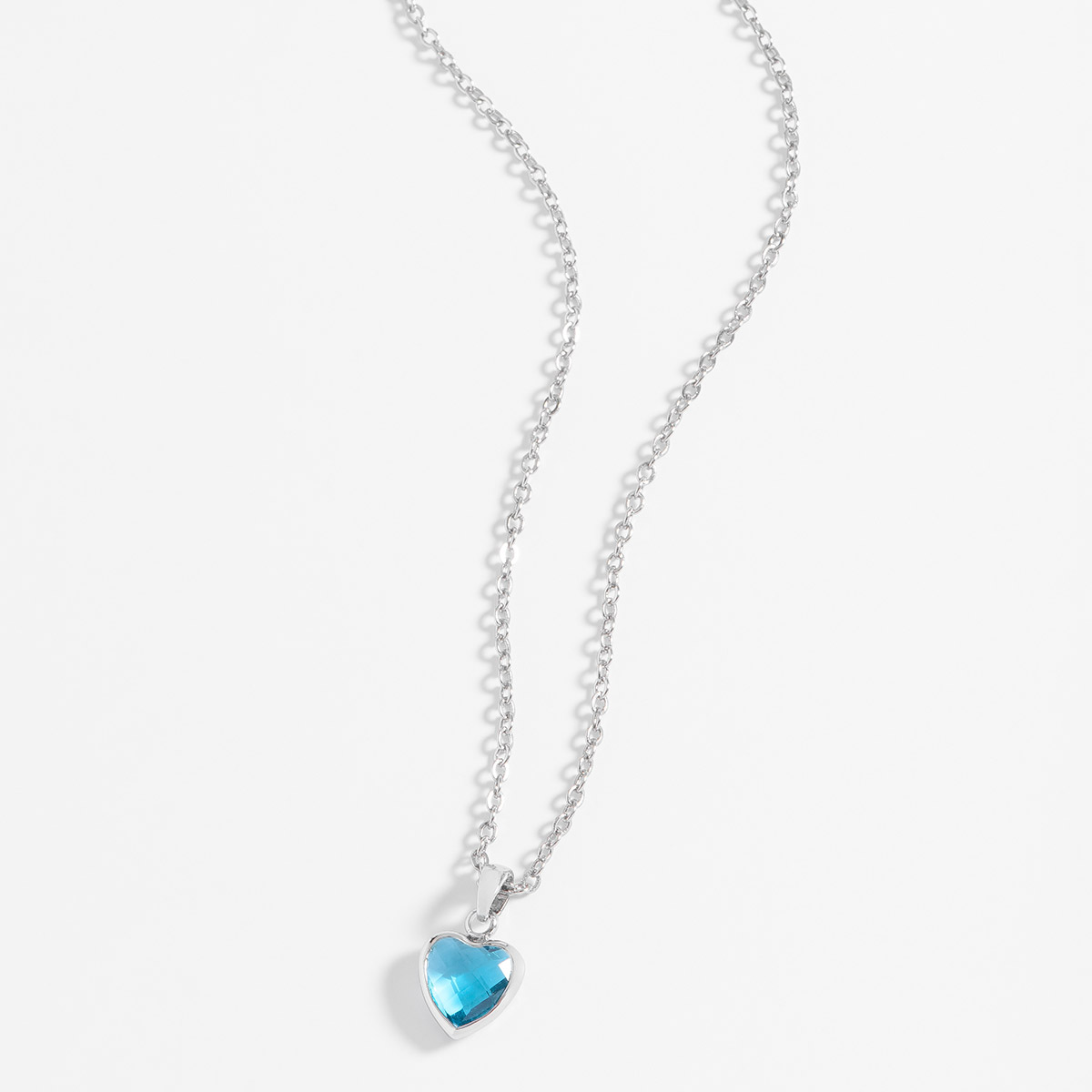 Collar de corazón en platino con piedra azul elegante