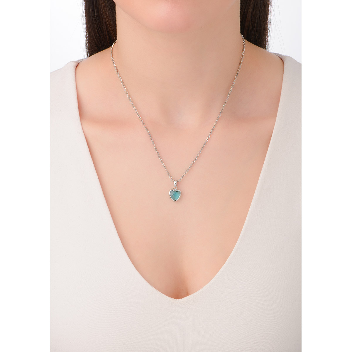 Collar de corazón en platino con piedra azul elegante