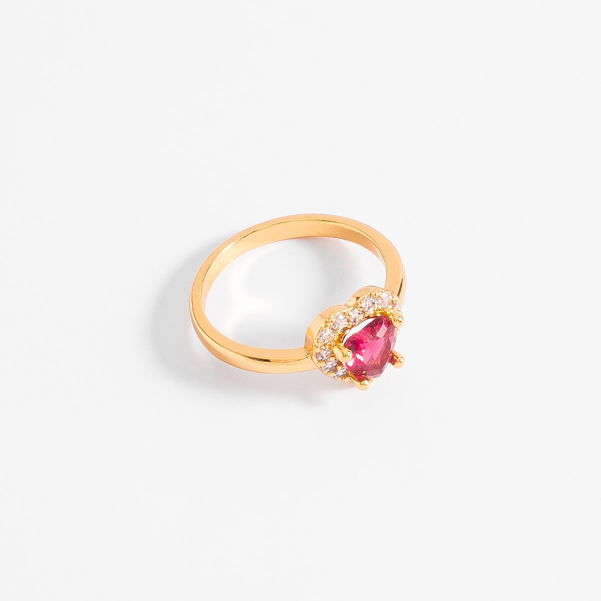 Anillo con cristal en forma de corazón fucsia y baño de oro