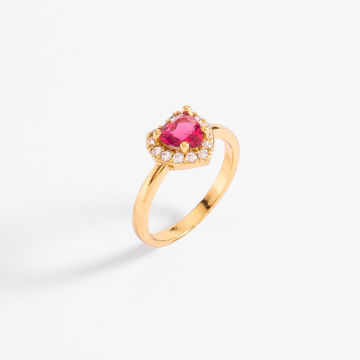 Anillo con cristal en forma de corazón fucsia y baño de oro