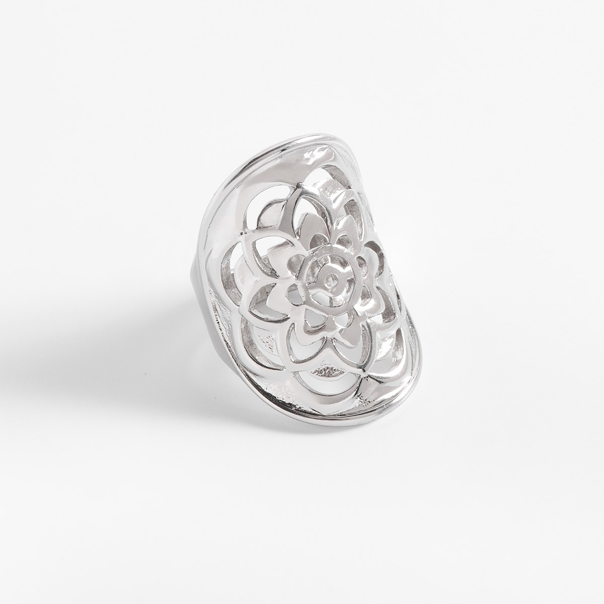 Anillo en baño de platino con diseño de mandala