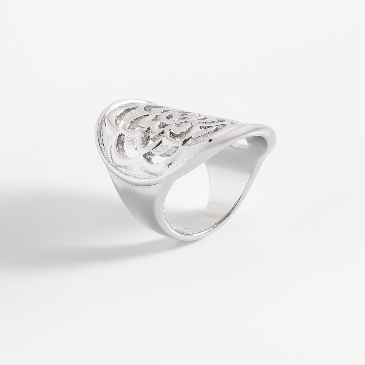 Anillo en baño de platino con diseño de mandala