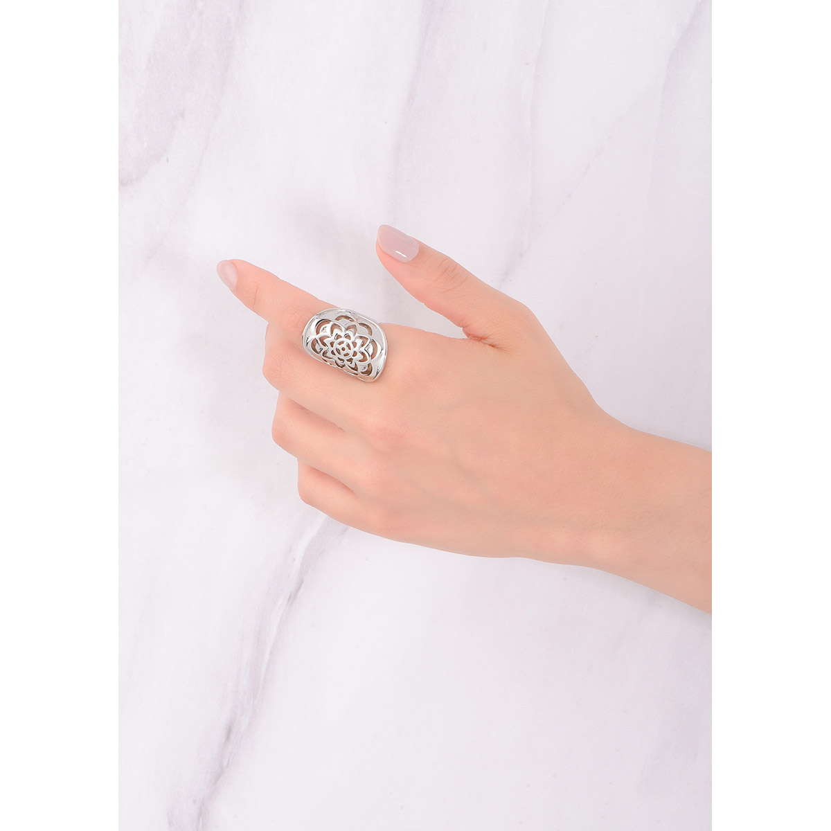 Anillo en baño de platino con diseño de mandala