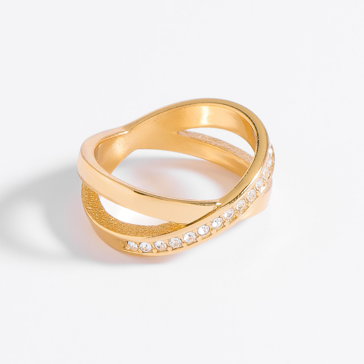 Anillo entrelazado en baño de oro con piedras de cristal