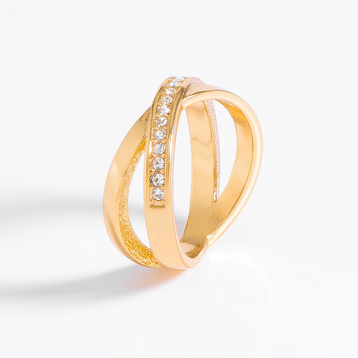 Anillo entrelazado en baño de oro con piedras de cristal
