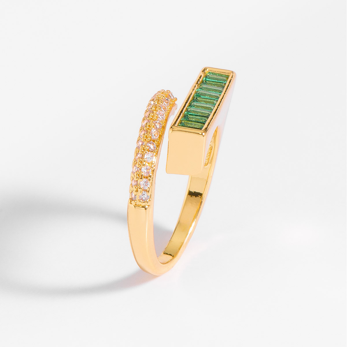 Anillo asimétrico con piedras Diamonice en oro 18k