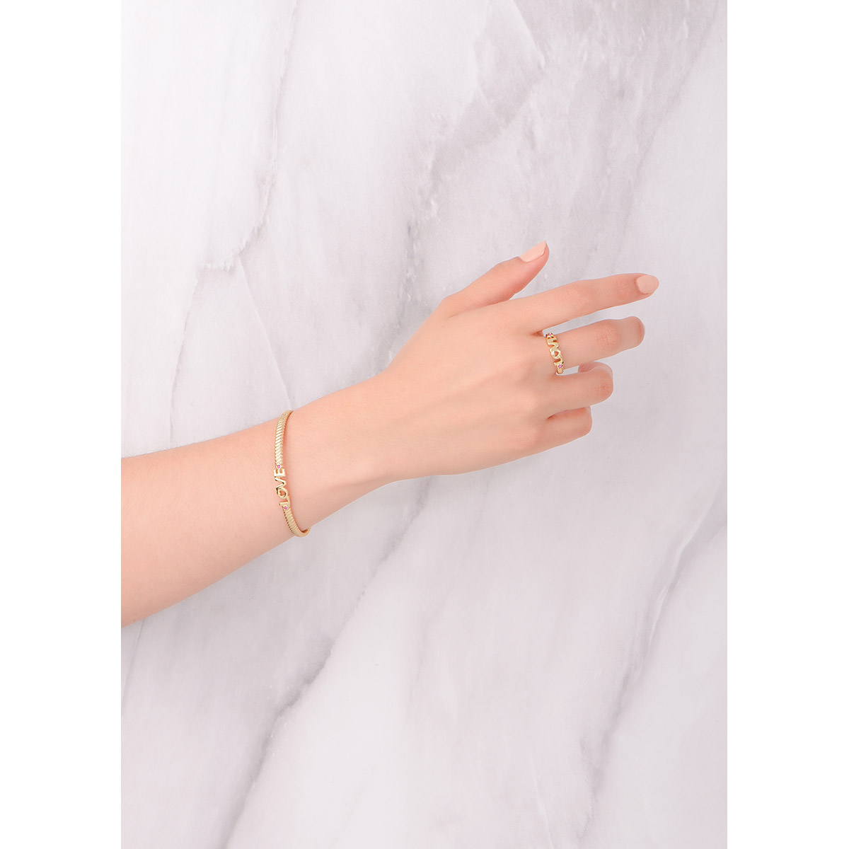 Anillo LOVE en baño de oro con piedras fucsias 18k