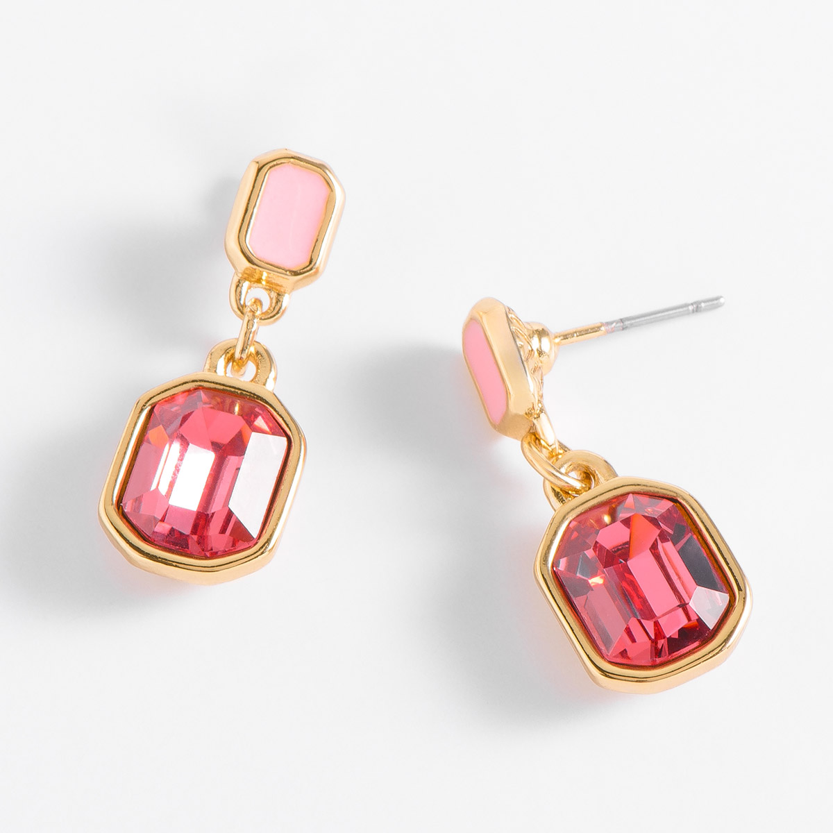 Aretes en baño de oro 18k con piedra fucsia