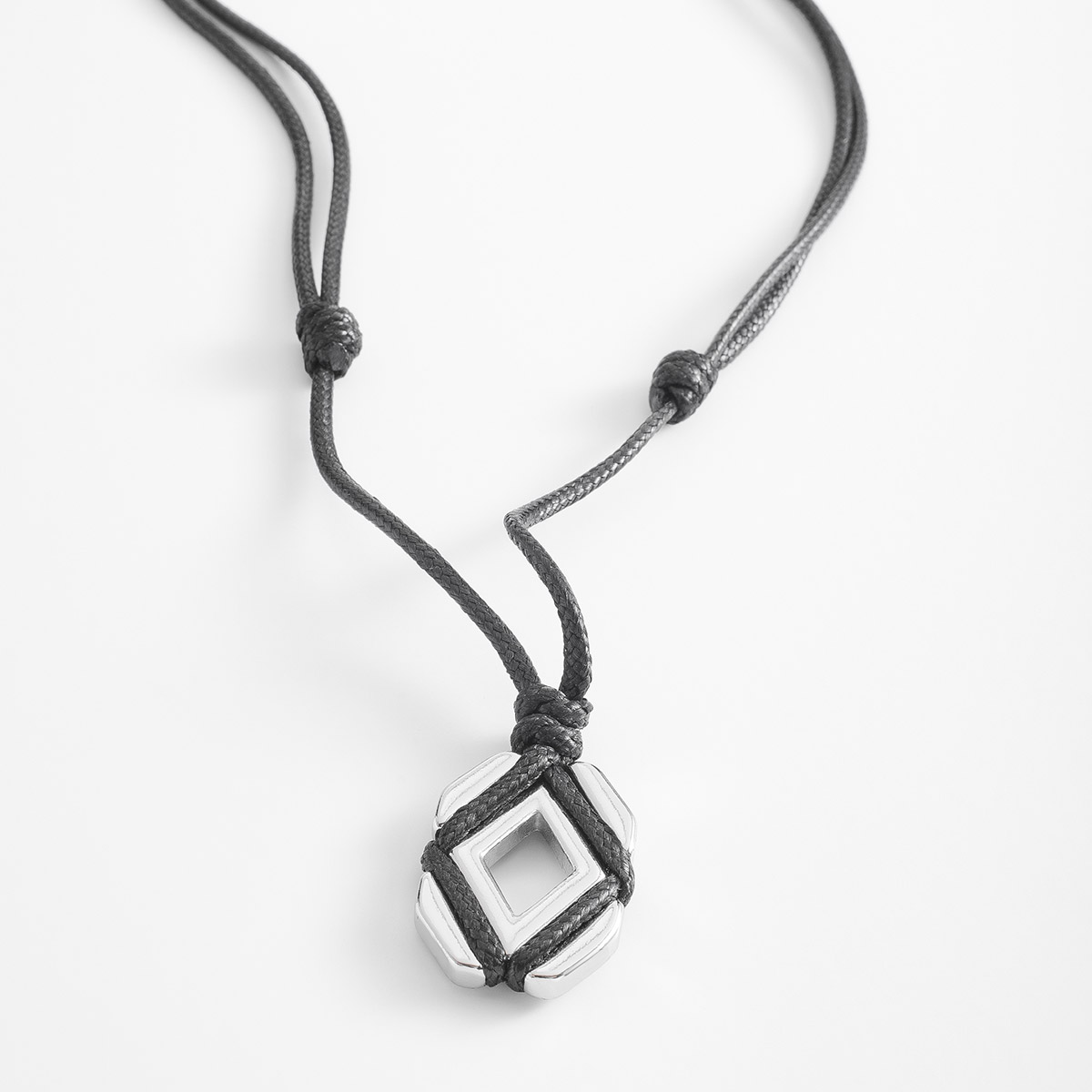 Moderno collar ajustable con dije geométrico platino