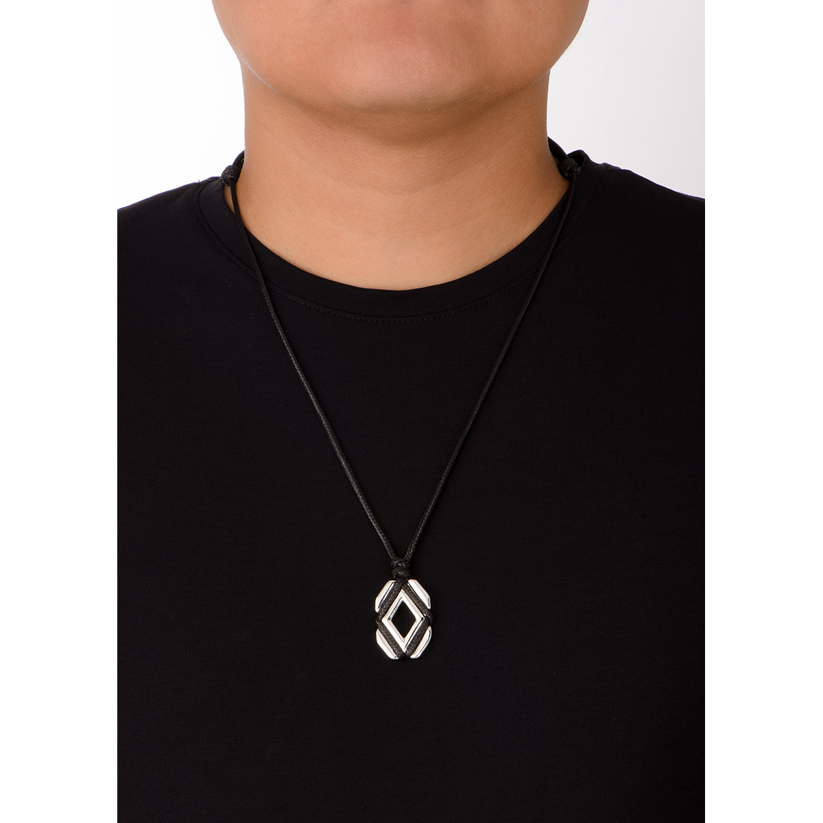 Moderno collar ajustable con dije geométrico platino