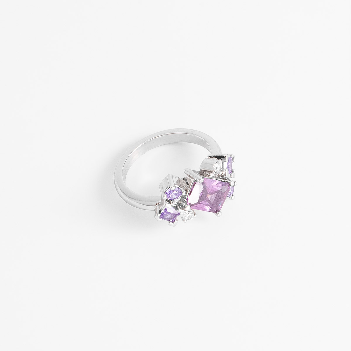 Anillo en baño de platino con Diamonice® tono morado