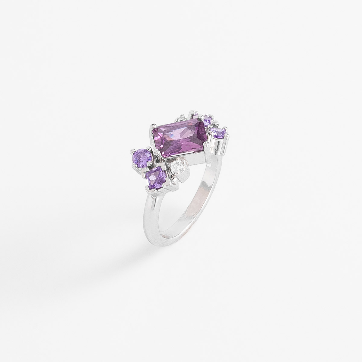 Anillo en baño de platino con Diamonice® tono morado
