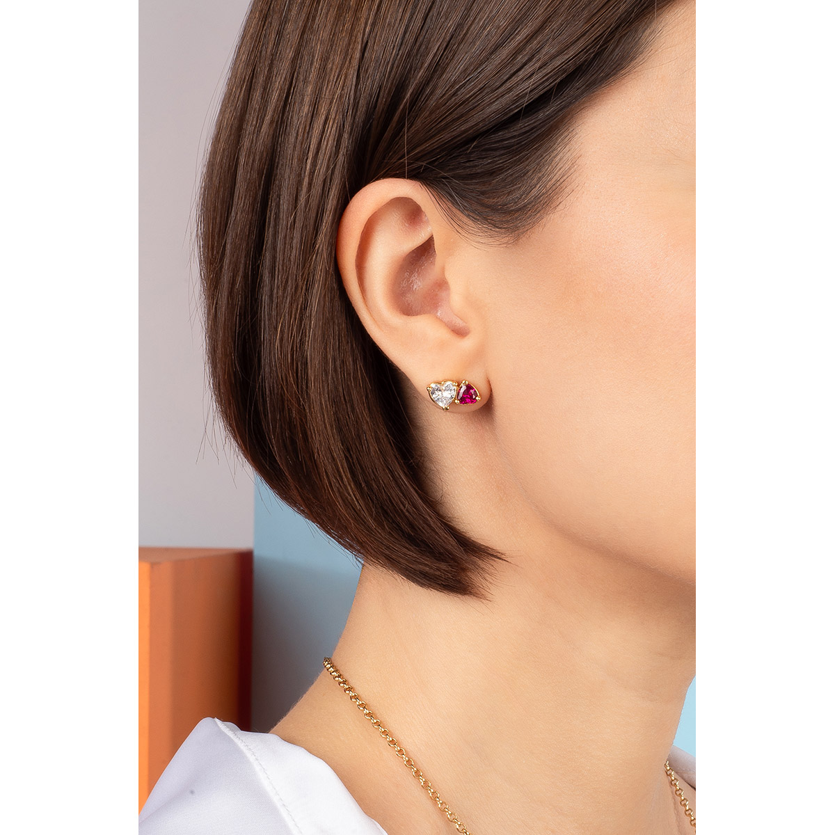 Aretes en forma de corazón con baño de oro y cristales en dos tonos