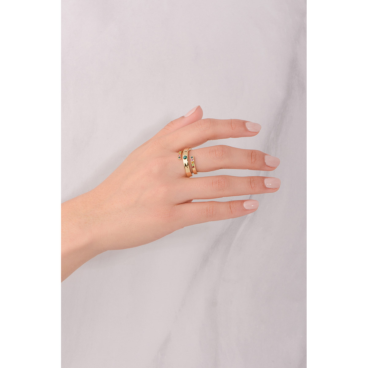 Anillo con piedras de colores