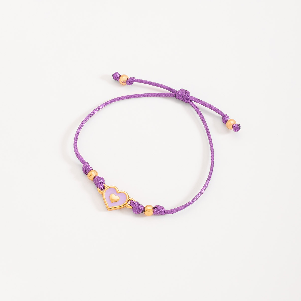 Pulsera con cordón morado y dije de corazón