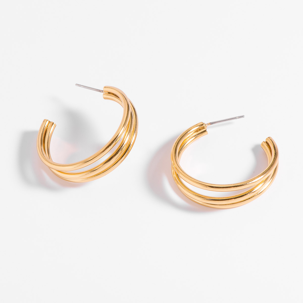 Aretes semicírculos entrelazados en baño de oro 18k