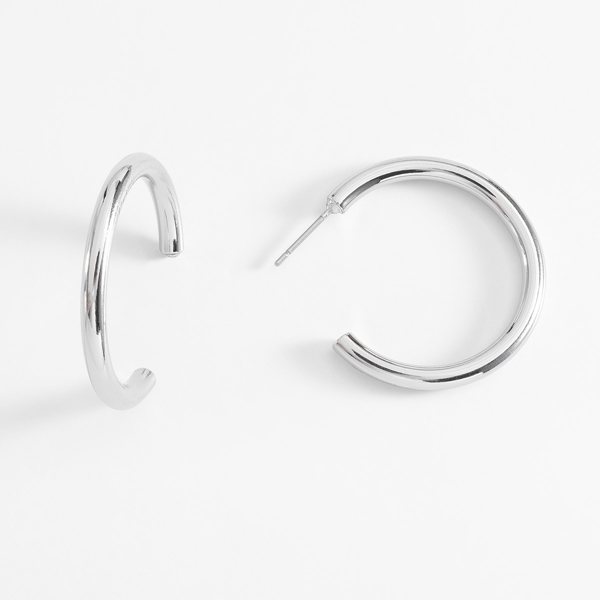 Arracadas bañadas en platino elegancia única