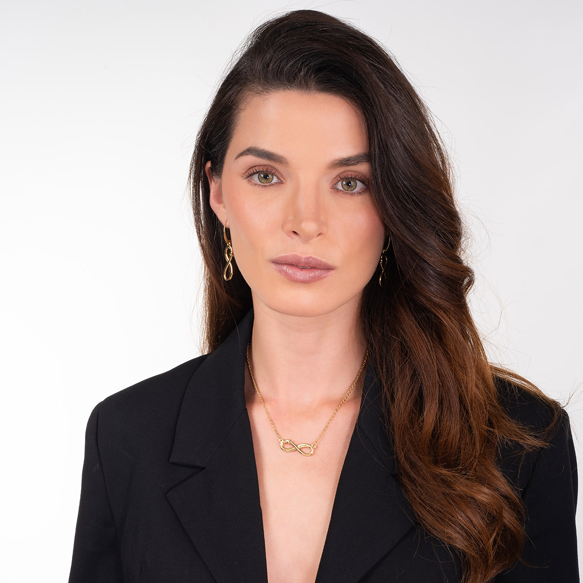 Aretes en baño de oro con símbolo infinito y detalle pulido