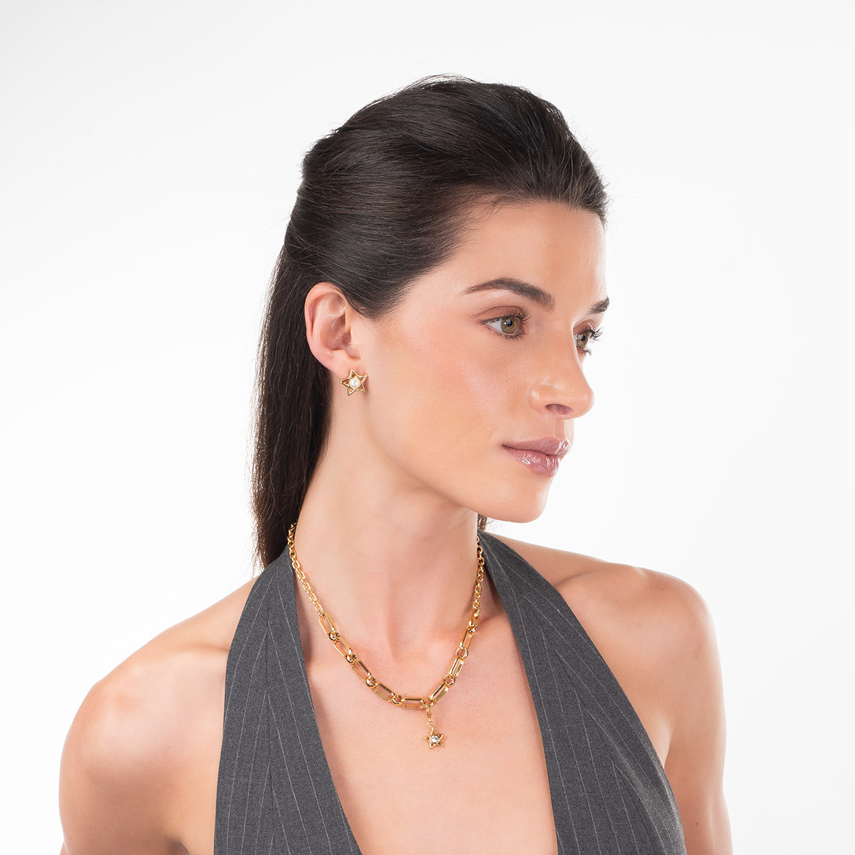 Aretes en baño de oro estrella con perla sintética tono crema