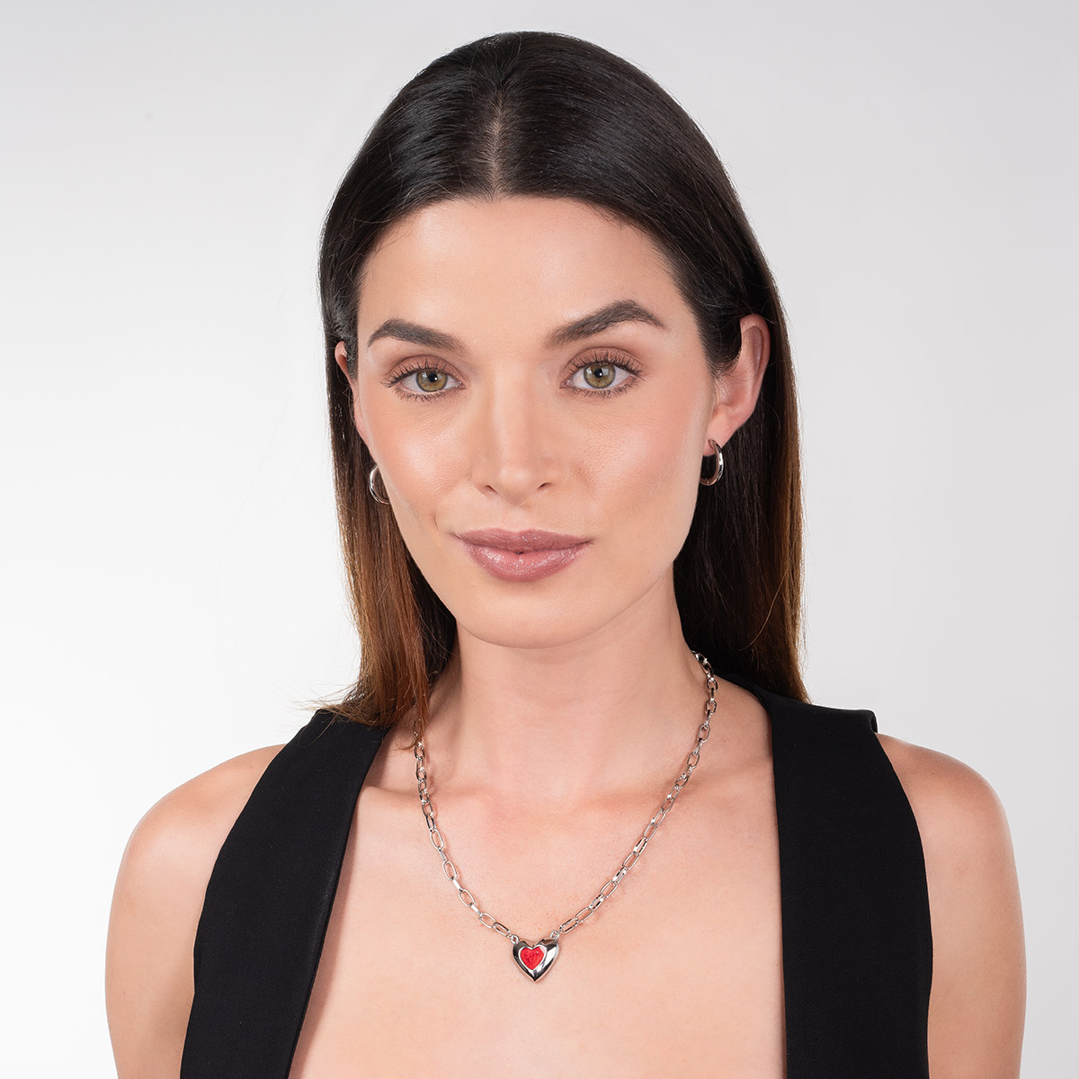 Collar en baño de rodio con dije de corazón rojo moderno